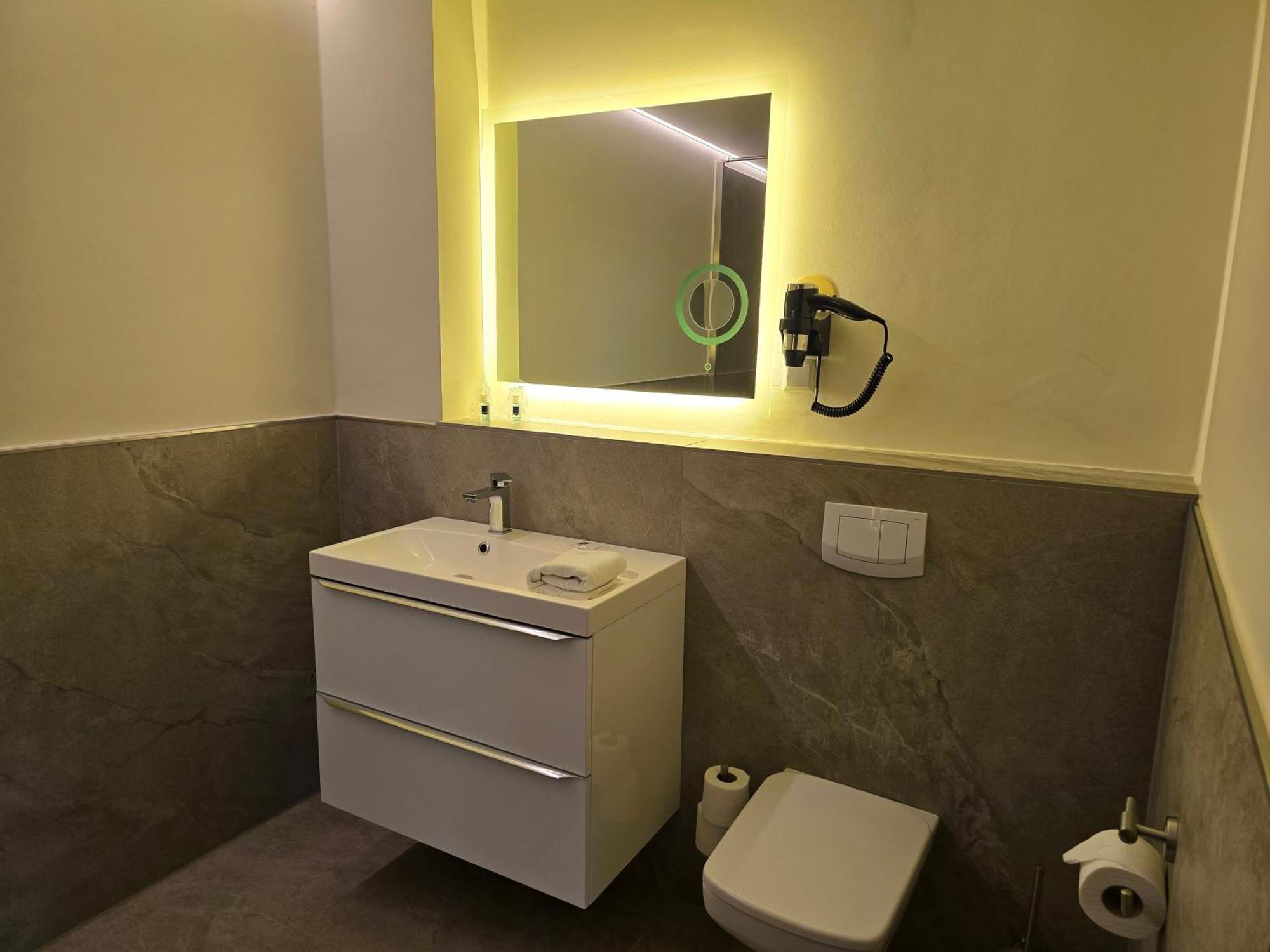 צינוביץ Hotel Am Kurpark מראה חיצוני תמונה