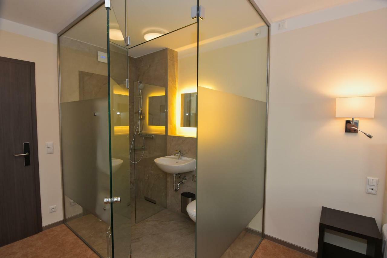 צינוביץ Hotel Am Kurpark מראה חיצוני תמונה